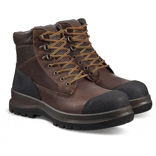 Dieser Sicherheitsstiefel mit klassischem Chelsea-Boot-Muster ist aus hochwertigem, wasserabweisendem Leder gefertigt und lässt sich problemlos auf der Baustelle oder im Gelände tragen. Die elastischen Abschnitte an beiden Seiten sind so konzipiert, dass Sie sie mit Hilfe der Fingerschlaufen schnell anziehen können. Der Stiefel hat eine Sicherheitskappe aus Polyester und entspricht der Norm S3. Er schützt Ihre Füße vor 200 Joule Gewicht und Aufprall. Auch der Komfort kommt nicht zu kurz: Ein vollständig gepolstertes Fußbett mit Stoßdämpfung reduziert Ermüdungserscheinungen, eine leichte, nichtmetallische Antidurchdringungsplatte verhindert, dass scharfe Gegenstände die Sohle durchstoßen und den Fuß verletzen. Die Vibram-Gummilaufsohle bietet zusätzliche Traktion im Profil, zusätzlich zu (SRC) Rutschfestigkeit, (HI) Isolierung, (HRO) Hitze- und Ölbeständigkeit. Wenn Sie viele Stunden Ihres Arbeitstages im Stehen verbringen, dehnen sich Ihre Füße mit der Zeit aus. Deshalb hat Carhartt die Passform so gestaltet, dass sie Ihren Füßen genügend Raum lässt, um bequem zu bleiben. Carhartt-Schuhe fallen in der Regel eine halbe Nummer größer aus als Ihre Standardschuhgröße.